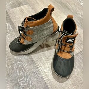 Sorel Youth Out N About Black/Brown Boots (Unisex, youth size 6)